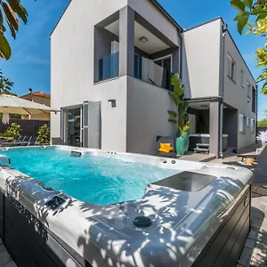 Apartament House With Pool Ledenko, Biograd Na Moru