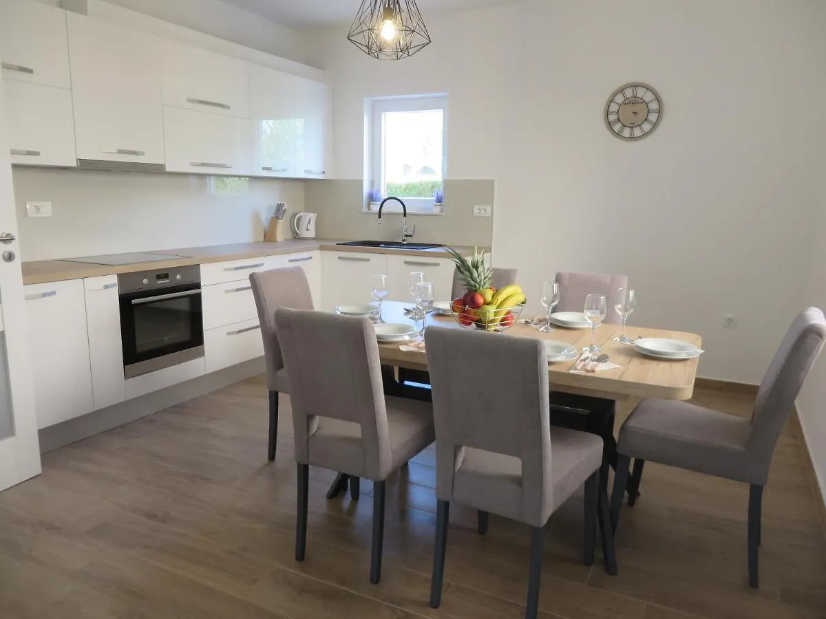בית נופש ביוגראד נה מורו M&L Holliday Home קרואטיה